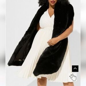 🆕️ TORRID'S MARILYN MONROE FAUX FUR STOLE